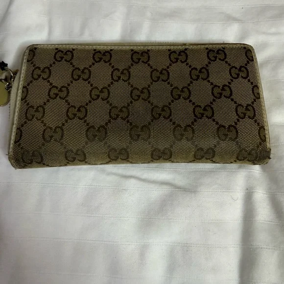 Gucci Gold Heart Charm Detail - Picture 5 of 10